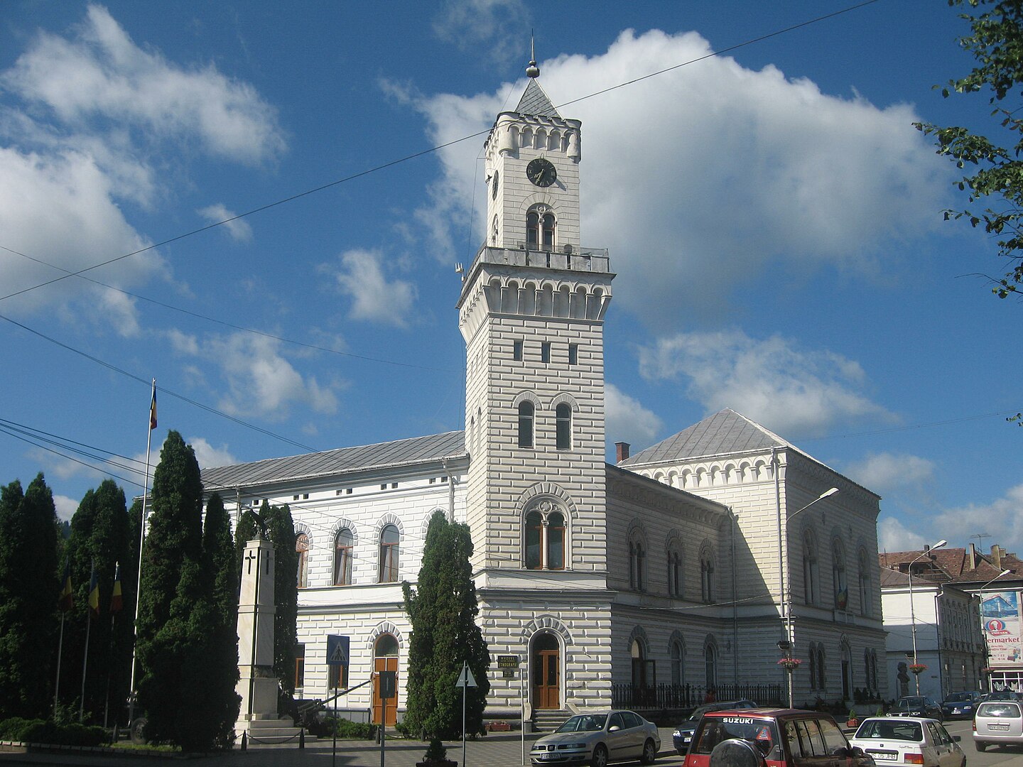 1440px-Primaria_din_Vatra_Dornei2.jpg